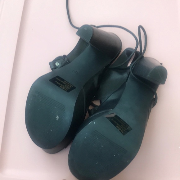 Black lace up heels - Picture 4 of 4